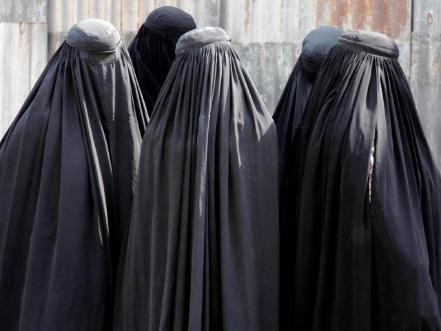 Women+dressed+in+full+length+Burqas+in+the+Middle+East.