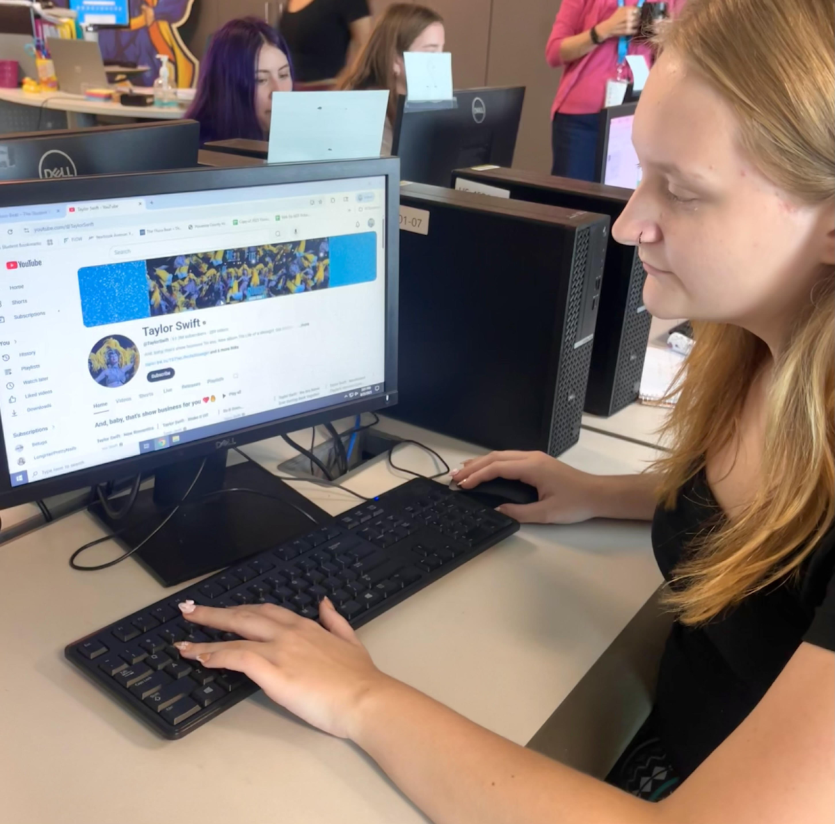 Sophomore Mor Amburn looks at Taylor Swift's Youtube account on her desktop.