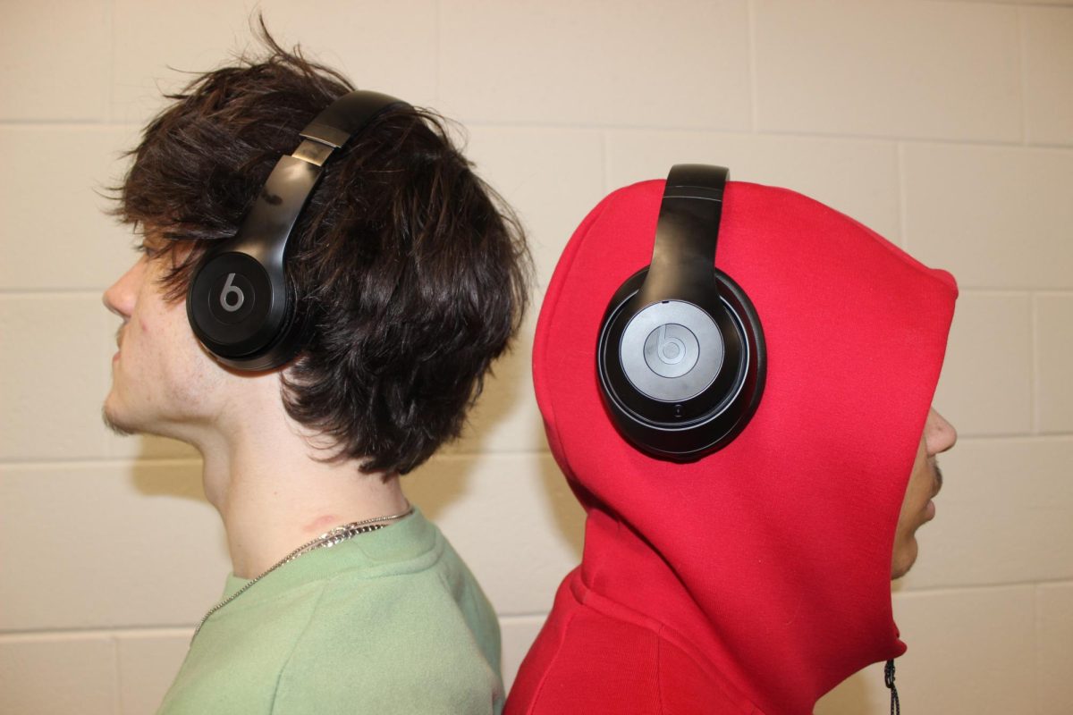 Seniors Cassidy Relyea and Mekhi Anderson listen to music with Beats headphones.