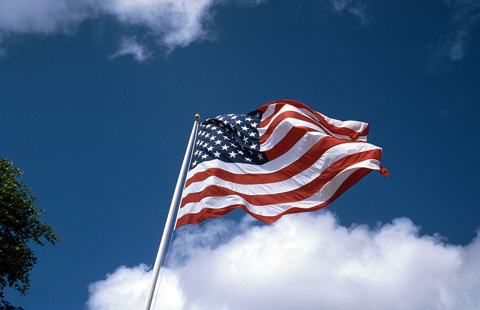 Frank Brueck photo of American flag. Source: Wikimedia Commons, used according to the Creative Commons Attribution-Share Alike 3.0 Unported license.  https://bit.ly/42VD0rM